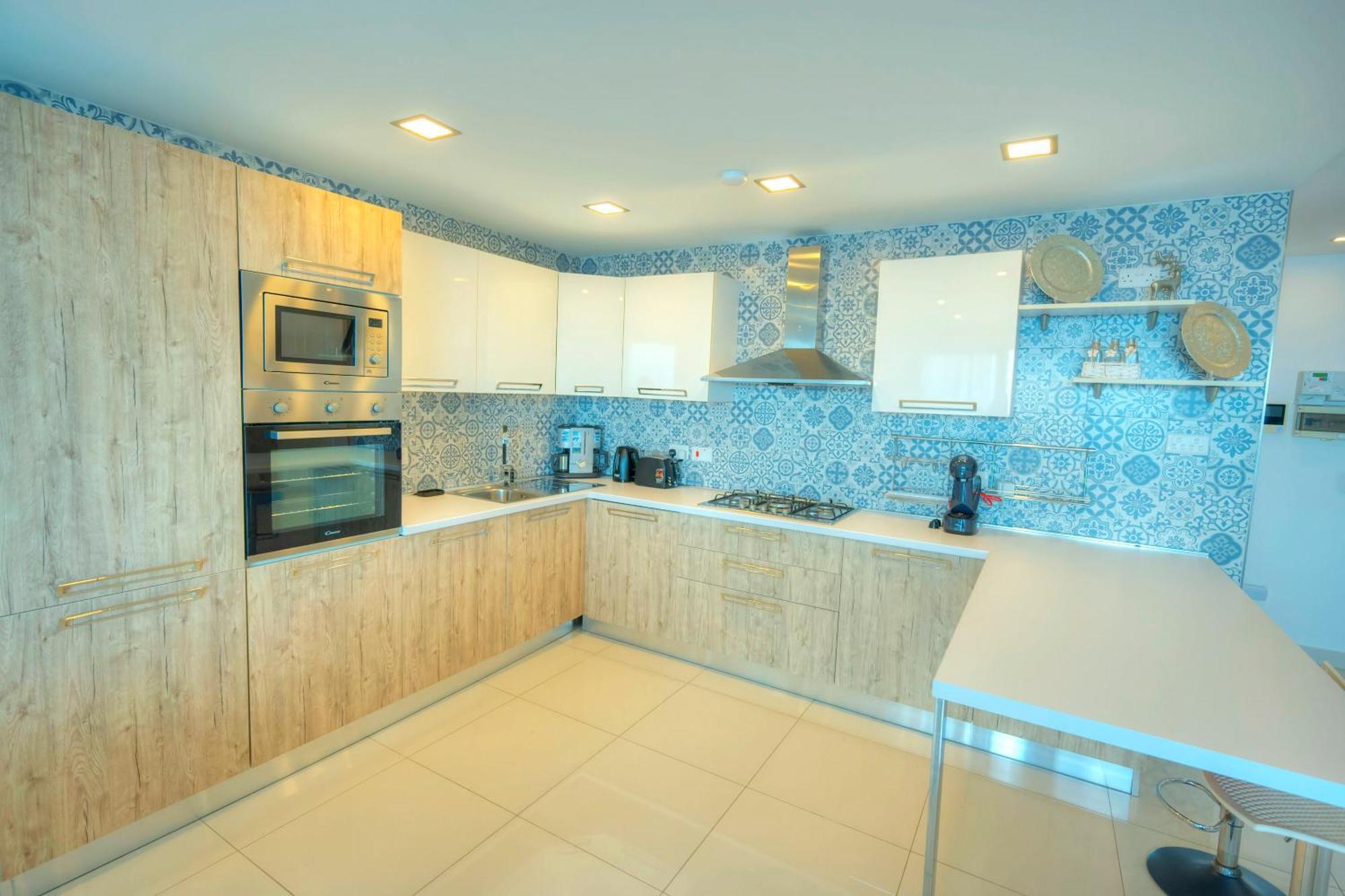 Modern, Large 3bedroom, Spectacular Views Goslm-9 *