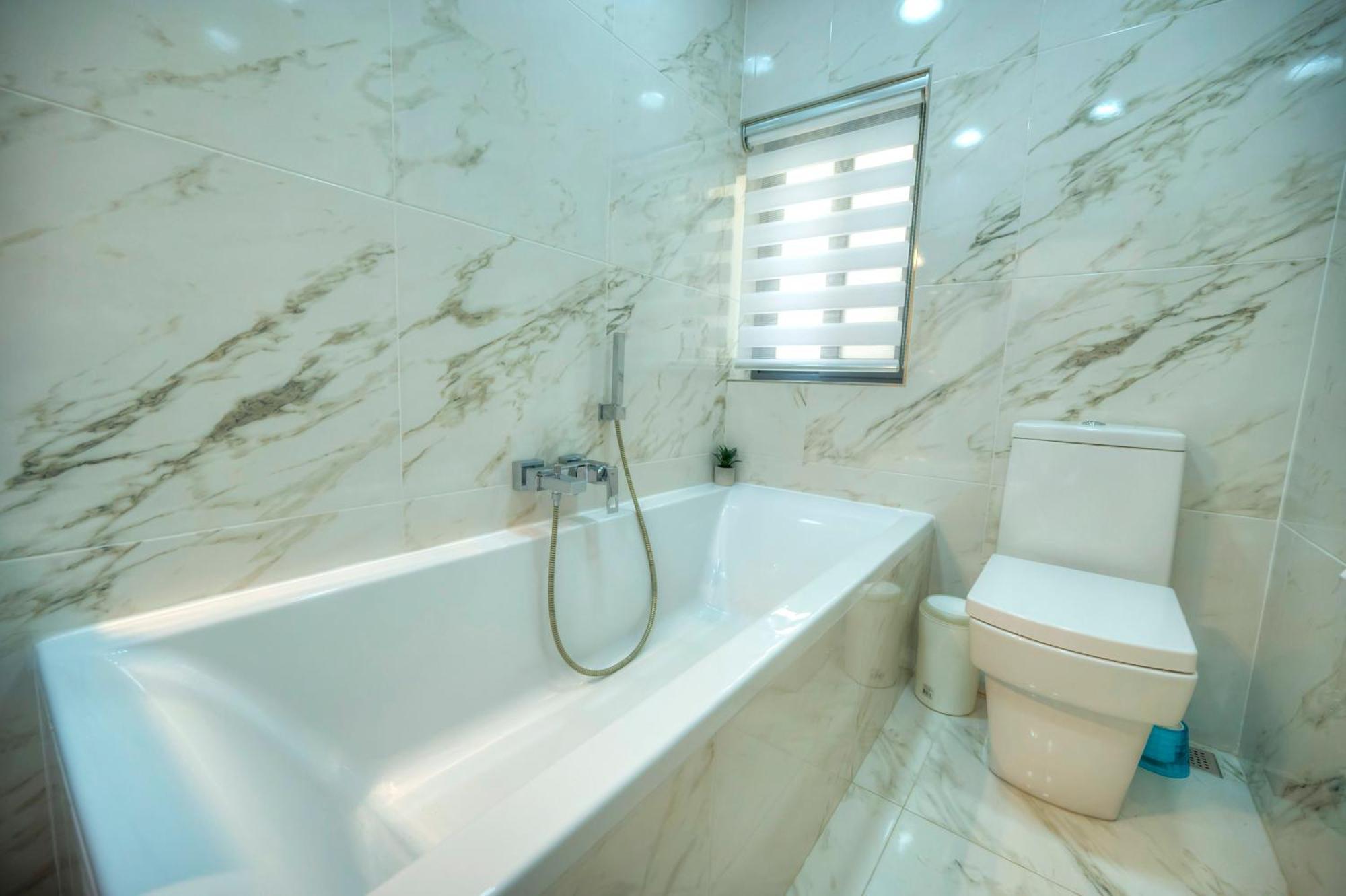 Modern, Large 3bedroom, Spectacular Views Goslm-9 *